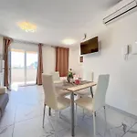 Vibrant In Centre Апартаменты