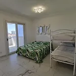 Apartment Vibrant In Centre